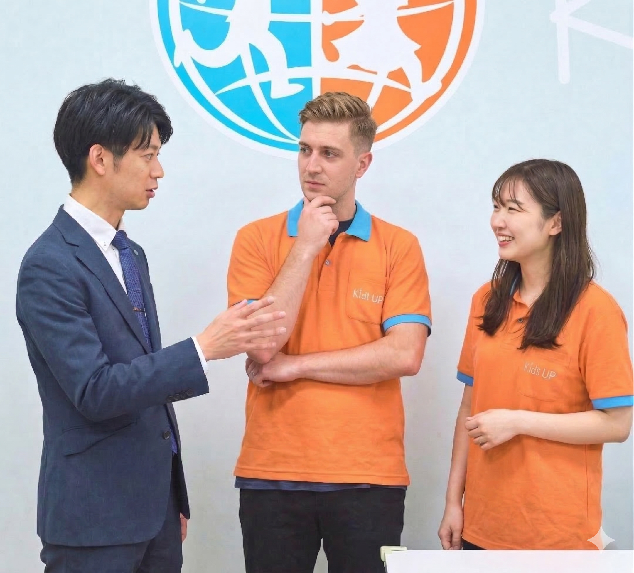 屋外で活動する子どもたちとスタッフの様子